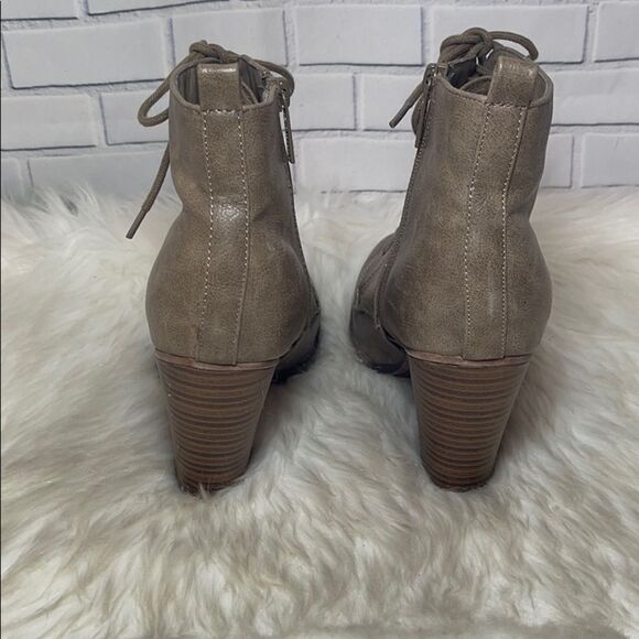 Breckelles Heather Tan Distressed Booties Sz 9 - Picture 3 of 6